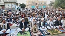  اليمنيون يؤدون صلاة عيد الأضحى في صنعاء