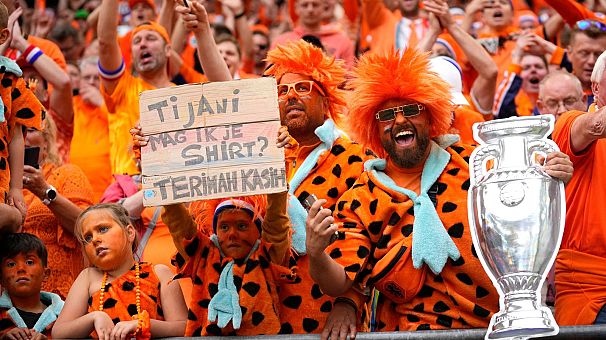 هواداران نارنجی پوش هلند از تماشای دلچسب شاگردان کومان در بازی نخست لذت بردند