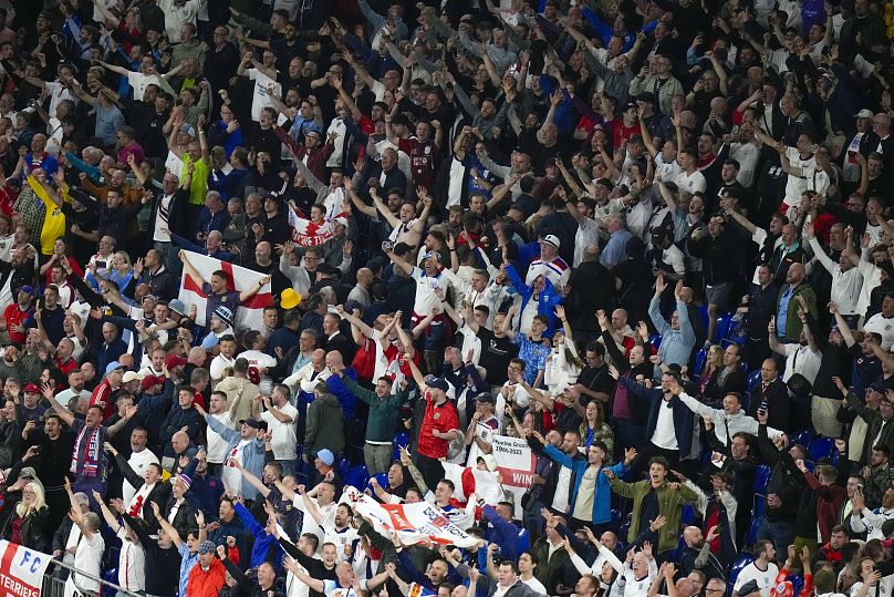 Les supporters anglais fêtent la fin du match du groupe C contre la Serbie à Gelsenkirchen, 16 juin 2024.