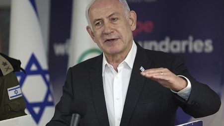 O primeiro-ministro israelita Benjamin Netanyahu fala durante uma conferência de imprensa no Hospital Sheba Tel HaShomer em Ramat Gan, 8 de junho de 2024