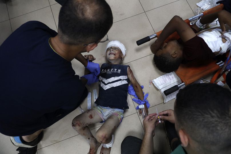 Doktorlar İsrail'in saldırılarında yaralanan Filistinli çocuğa acil müdahalede bulunuyor, 14 Haziran, 2024