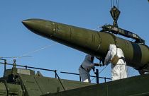 نیروهای روسی یک موشک اسکندر را در حین تمرین در مکانی نامعلوم در روسیه بر روی یک پرتابگر متحرک قرار می دهند، فوریه ۲۰۲۴