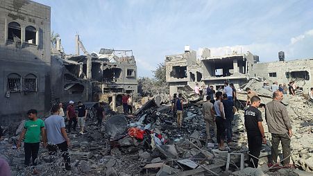  سكان منطقة في غرب خان يونس بغزة يتفقدون الأنقاض في أعقاب غارة جوية إسرائيلية