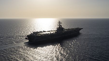 USS uçak gemisi Dwight D. Eisenhower 12 Haziran 2024 Çarşamba günü Kızıldeniz'de seyrediyor. 