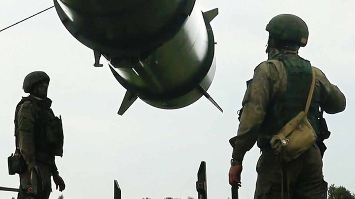 Ρώσοι στρατιώτες φορτώνουν έναν εκτοξευτή βαλλιστικών πυραύλων μικρού βεληνεκούς Iskander-M σε θέση βολής