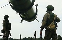 Ρώσοι στρατιώτες φορτώνουν έναν εκτοξευτή βαλλιστικών πυραύλων μικρού βεληνεκούς Iskander-M σε θέση βολής