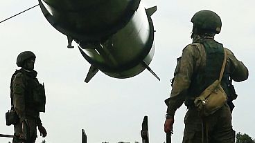 Soldados russos carregam um lançador de mísseis balísticos de curto alcance Iskander-M numa posição de tiro, no âmbito de um exercício militar russo destinado a treinar as tropas.