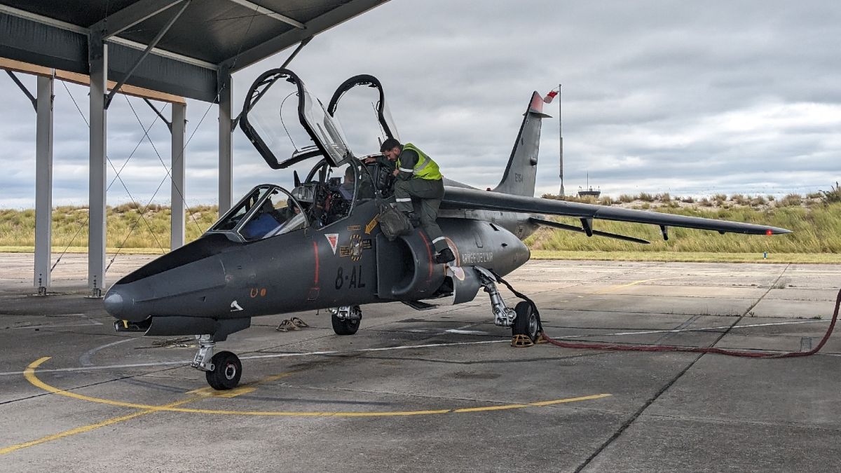 Украинский пилот готовит самолет Alpha Jet к взлету на юго-западе Франции, 14 июня 2024 года.