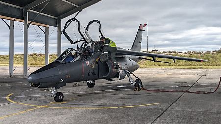 Um piloto ucraniano prepara um Alpha Jet para descolar, no sudoeste de França, a 14 de junho de 2024.