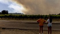 Két nő nézi a füstfelhőt Healdsburg közelében Kaliforniában