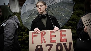 دختری در تجمع کی‌یف برای آزادسازی آزوف در ماه مارس ۲۰۲۴