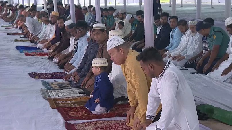المسلمون في بنغلادش يؤدون الصلاه في عيد الأضحى، 17 يونيو 2024
