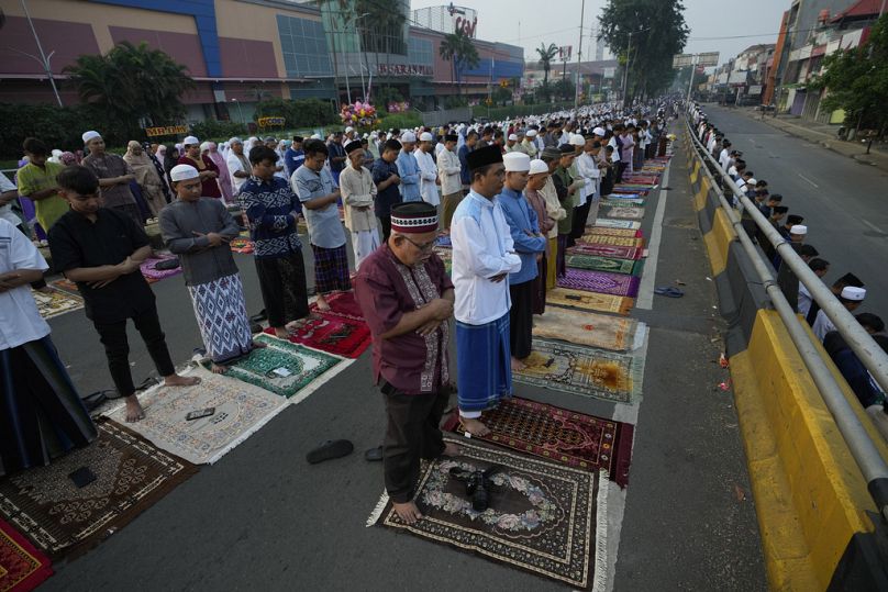 يؤدي المسلمون صلاة عيد الأضحى في أحد شوارع جاكرتا بإندونيسيا، 17 يونيو 2024.