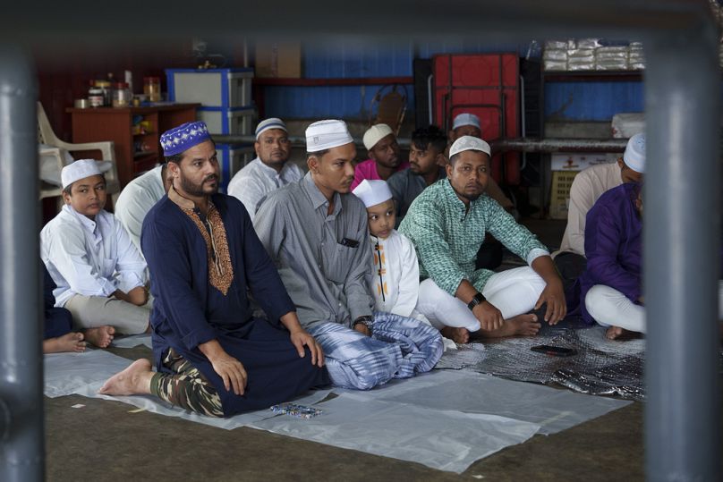 مسلمو الروهينغا يؤدون الصلاة داخل سوق الجملة في سيلايانغ خارج كوالالمبور بماليزيا- 17  يونيو 2024