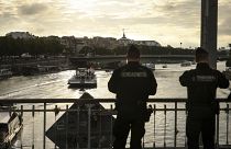 Утро в Париже: полицейские наблюдают за репетицией церемонии открытия Олимпийских игр-2024, 17 июня 2024 г.