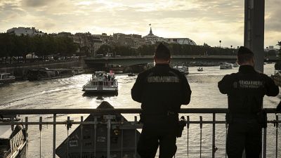 Утро в Париже: полицейские наблюдают за репетицией церемонии открытия Олимпийских игр-2024, 17 июня 2024 г.