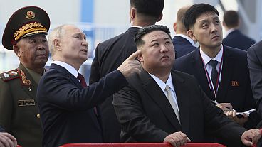 Rusya Devlet Başkanı Vladimir Putin ve Kuzey Kore lideri Kim Jong Un, Vostochny kozmodromunda yaptıkları görüşme sırasında bir fırlatma rampasını inceliyor, 13 Eylül 2023