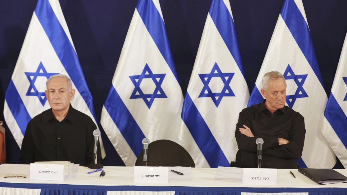İsrail Başbakanı Binyamin Netanyahu (solda) ve savaş kabinesinin eski üyesi Benny Gantz Tel Aviv'de bir basın konferansında konuşuyor.