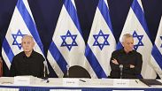 İsrail Başbakanı Binyamin Netanyahu (solda) ve savaş kabinesinin eski üyesi Benny Gantz Tel Aviv'de bir basın konferansında konuşuyor.