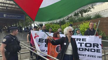 متظاهرون مؤيدون للفلسطينيين يتجمعون خارج معرض يوروستوري للأسلحة في فيلبينت، خارج باريس، الاثنين، 17 يونيو، 2024. 