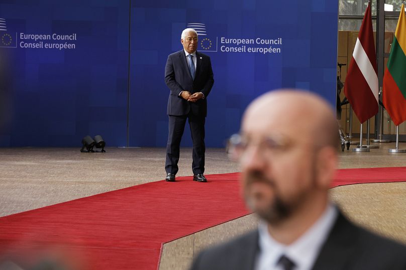 آنتونیو کوشتا (در انتهای تصویر)‌ و شارل میشل،‌ رئیس کنونی شورای اروپایی (در جلوی تصویر) در حاشیه نشست بروکسل در تاریخ ۲۱ مارس ۲۰۲۴ 