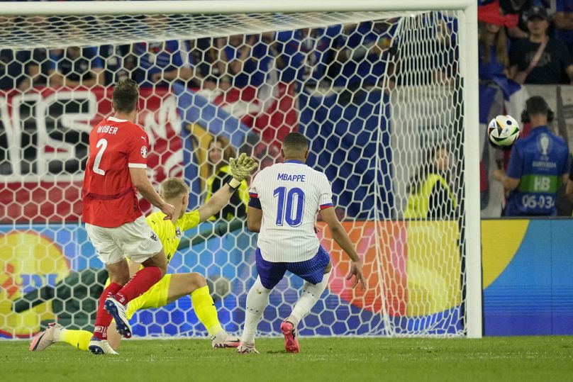 Kylian Mbappé ne parvient pas à marquer lors du match du groupe D entre l'Autriche et la France à l'Euro 2024 de football à Düsseldorf, en Allemagne, lundi 17 juin 2024.
