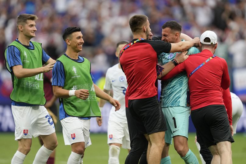 Les joueurs slovaques célèbrent à la fin d'un match du groupe E contre la Belgique à l'Euro 2024 de football à Francfort, Allemagne, lundi 17 juin 2024.