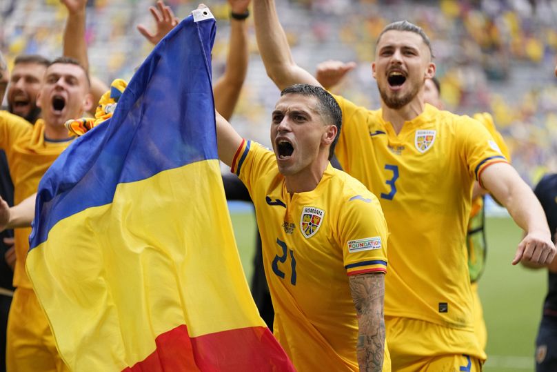 Les joueurs roumains célèbrent leur victoire lors du match du groupe E entre la Roumanie et l'Ukraine à l'Euro 2024 de football à Munich, Allemagne, lundi 17 juin 2024.