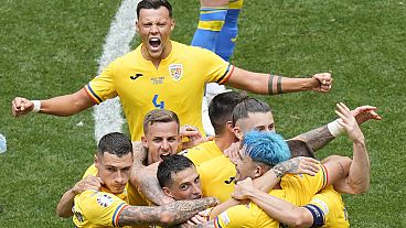 Giocatori della Romania festeggiano la vittoria contro l'Ucraina per 3-0 martedì nella prima giornata del gruppo E a Euro2024