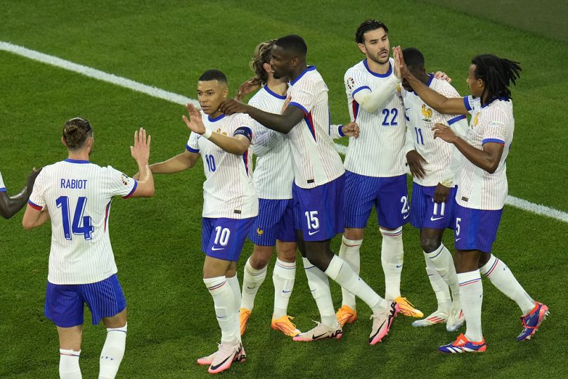 Οι Γάλλοι διεθνείς πανηγυρίζουν το γκολ