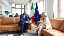 Líder italiana, Georgia Meloni, com o presidente do Conselho Europeu, Charles Michel, que preside ao jantar