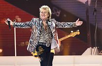 Rod Stewart saúda a multidão na Royal Arena durante o seu concerto "One Last Time" em Copenhaga, Dinamarca, a 9 de junho de 2024.