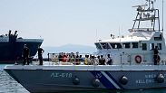 Göçmenler, Yunanistan'ın Midilli adasındaki Midilli limanına sahil güvenlik gemisiyle geliyor