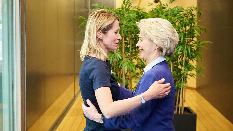 La primera ministra estonia, Kaja Kallas, abraza a la presidenta de la Comisión Europea, Ursula von der Leyen