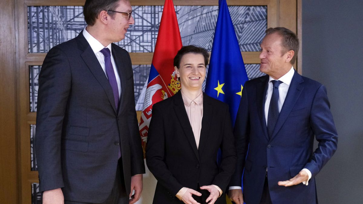Presidente da Sérvia, Aleksandar Vučić (à esq.), Ana Brnabić, ex-primeira-ministra sérvia (ao centro) e Donald Tusk, primeiro-ministro da Polónia (à direita)