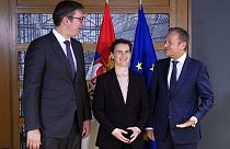 Presidente da Sérvia, Aleksandar Vučić (à esq.), Ana Brnabić, ex-primeira-ministra sérvia (ao centro) e Donald Tusk, primeiro-ministro da Polónia (à direita)