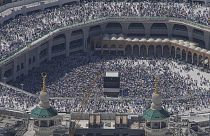 الحجاج المسلمون يطوفون حول الكعبة في مكة المكرمة، السعودية، 17 يونيو 2024.