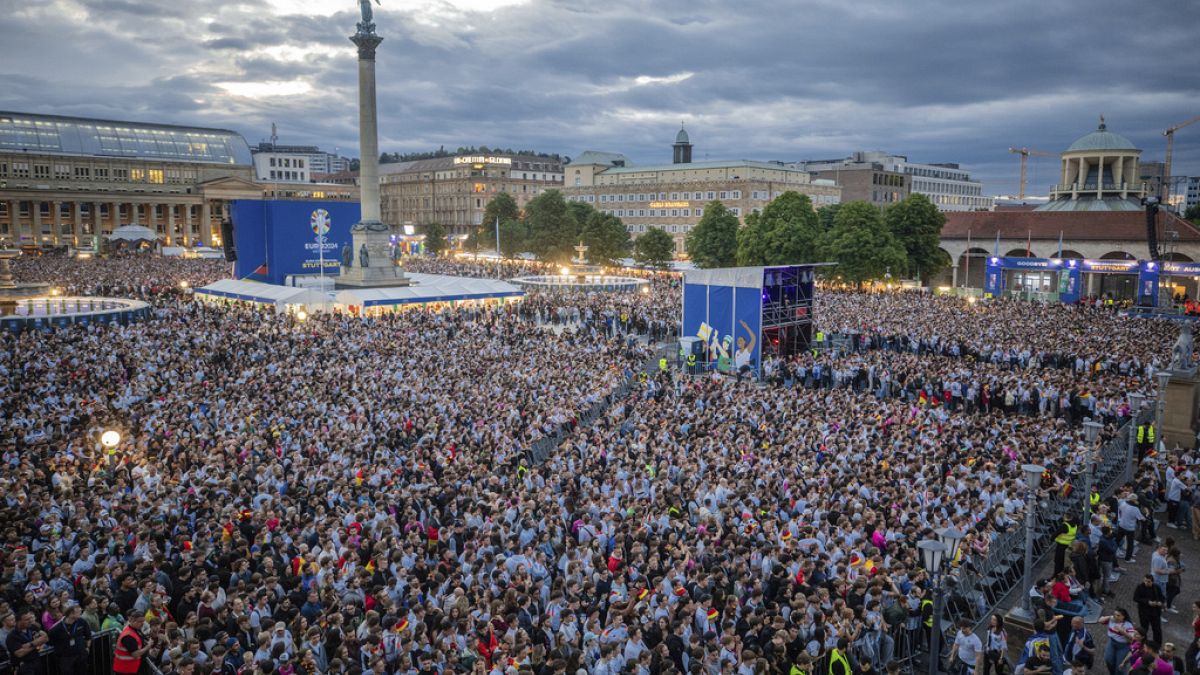 La gente se reúne en Stuttgart, Alemania, para ver el partido entre Alemania y Escocia en la Eurocopa 2024.