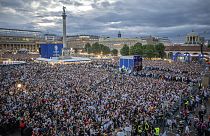 La gente se reúne en Stuttgart, Alemania, para ver el partido entre Alemania y Escocia en la Eurocopa 2024.