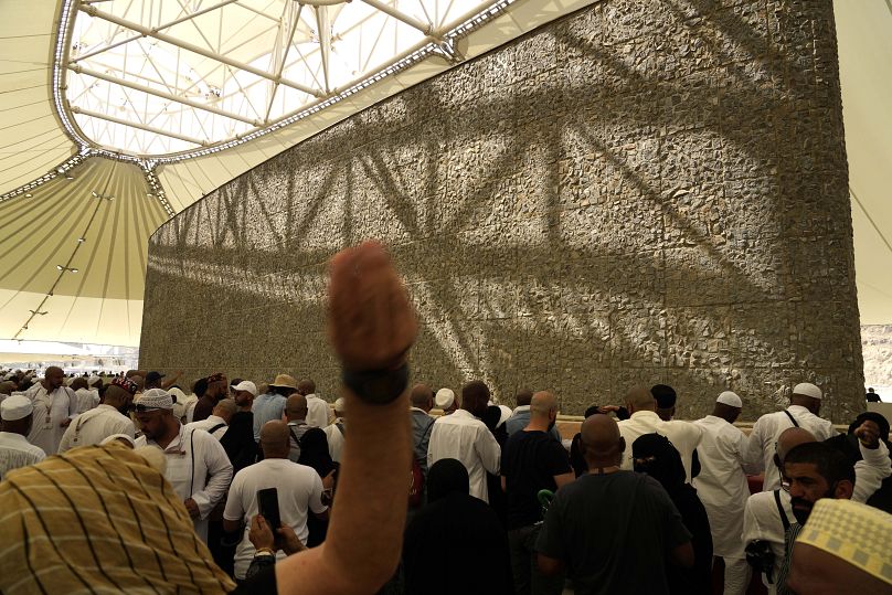 Des pèlerins jettent des pierres sur des piliers lors de la lapidation symbolique du diable, dernier rite du hadj annuel, à Mina, en Arabie saoudite, le lundi 17 juin 2024