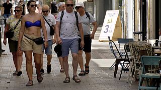 Turistas passeiam no centro da capital cipriota Nicósia