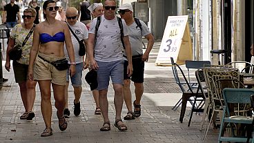Turistas passeiam no centro da capital cipriota Nicósia