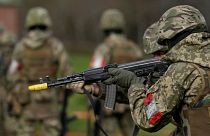 عکس تزئینی از آموزش سربازان اوکراینی تو سط نیروهای بریتانیایی