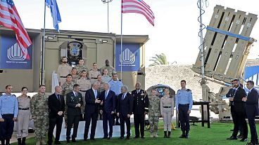 جو بایدن و بنی گانتس، وزیر دفاع وقت اسرائیل هنگام بازدید از سامانه‌های دفاعی پرتو آهنین و گنبد آهنین اسرائیل در فرودگاه بن گوریون در تل آویو، ۱۳ ژوئیه ۲۰۲۲. 