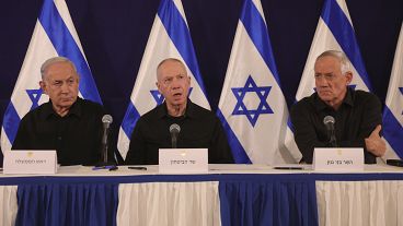 رئيس الوزراء الإسرائيلي بنيامين نتنياهو ووزير الدفاع يوآف غالانت ووزير الحكومة بيني غانتس يتحدثون خلال مؤتمر صحفي في تل أبيب