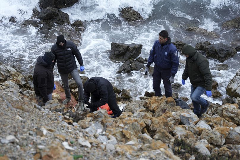 Le guardie costiere cercano lungo una riva dopo un naufragio a Thermi, sull'isola di Lesbo, nel mar Egeo nordorientale, Grecia, mercoledì 10 gennaio 2023.