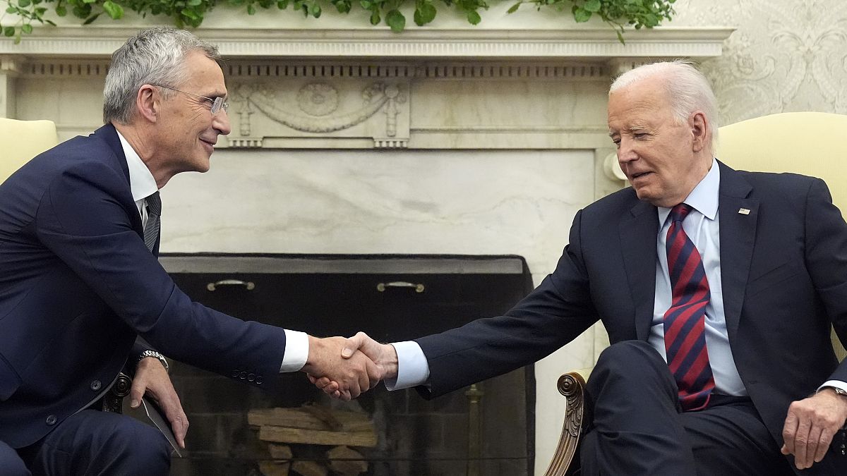 Başkan Joe Biden 17 Haziran 2024 Pazartesi günü Beyaz Saray'daki Oval Ofis'te NATO Genel Sekreteri Jens Stoltenberg ile görüşürken el sıkışıyor. 