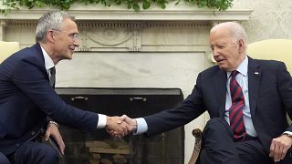 Başkan Joe Biden 17 Haziran 2024 Pazartesi günü Beyaz Saray'daki Oval Ofis'te NATO Genel Sekreteri Jens Stoltenberg ile görüşürken el sıkışıyor. 