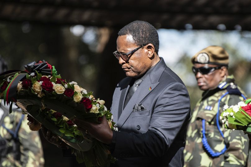 Le président du Malawi, Lazarus Chakwera, dépose une couronne lors de l'enterrement du Vice Président Chilimaa