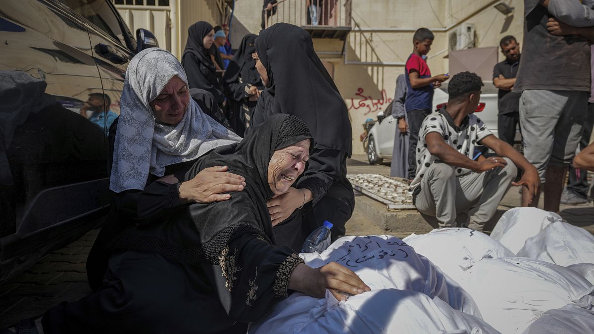 فلسطينيون ينعون أقاربهم قتلوا في القصف الإسرائيلي - مستشفى في دير البلح